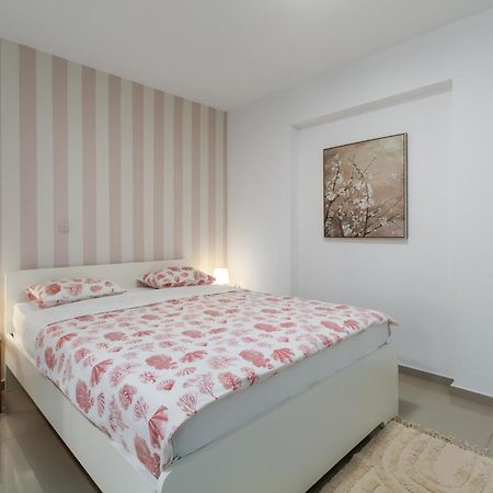 Modern Apartment Zen With Private Garden Poreč Exteriér fotografie